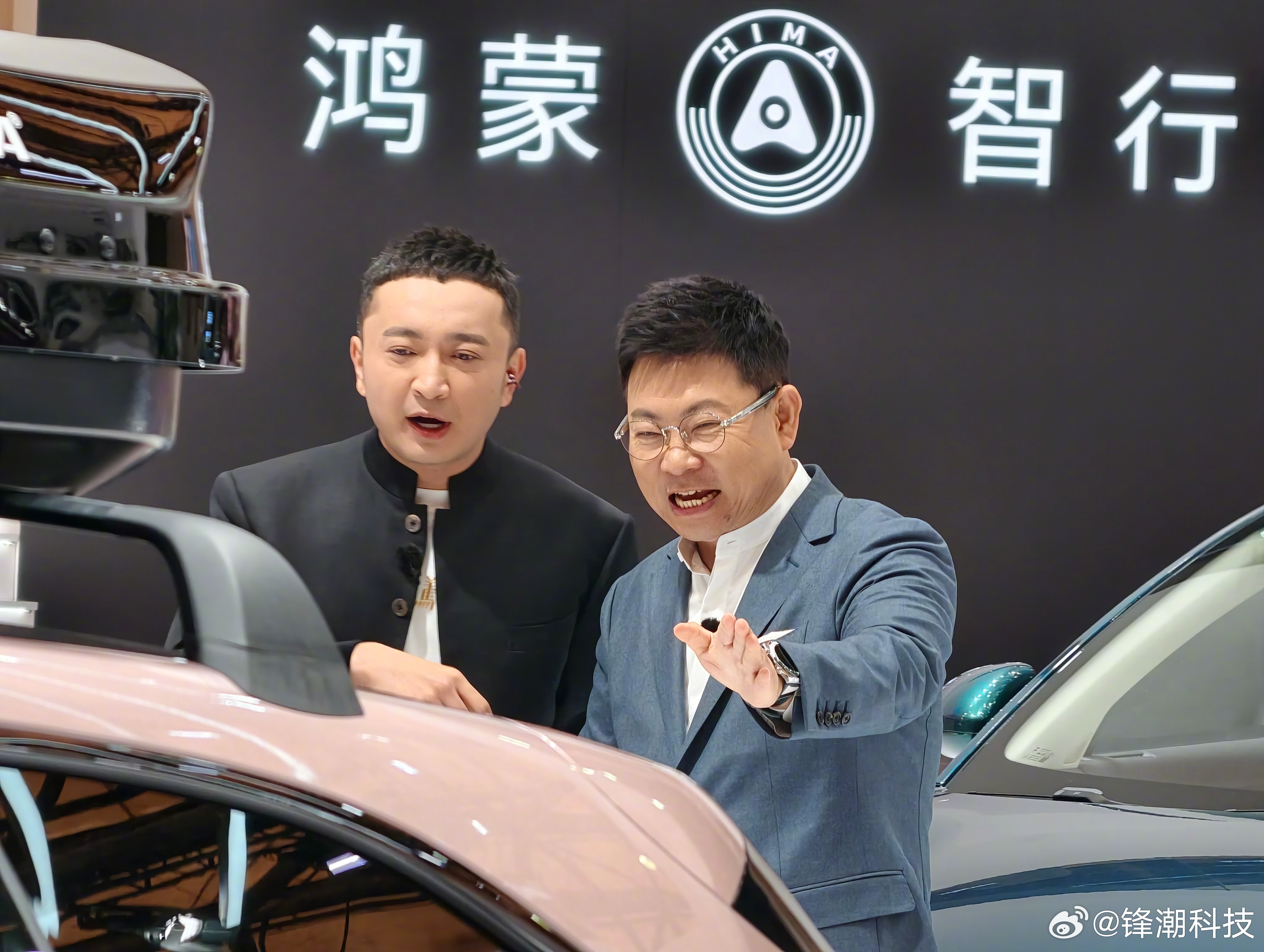 在现场看到了「芋泥」组合！余承东+尼格买提，赶紧掐几张照片。介绍了享界S9T的新