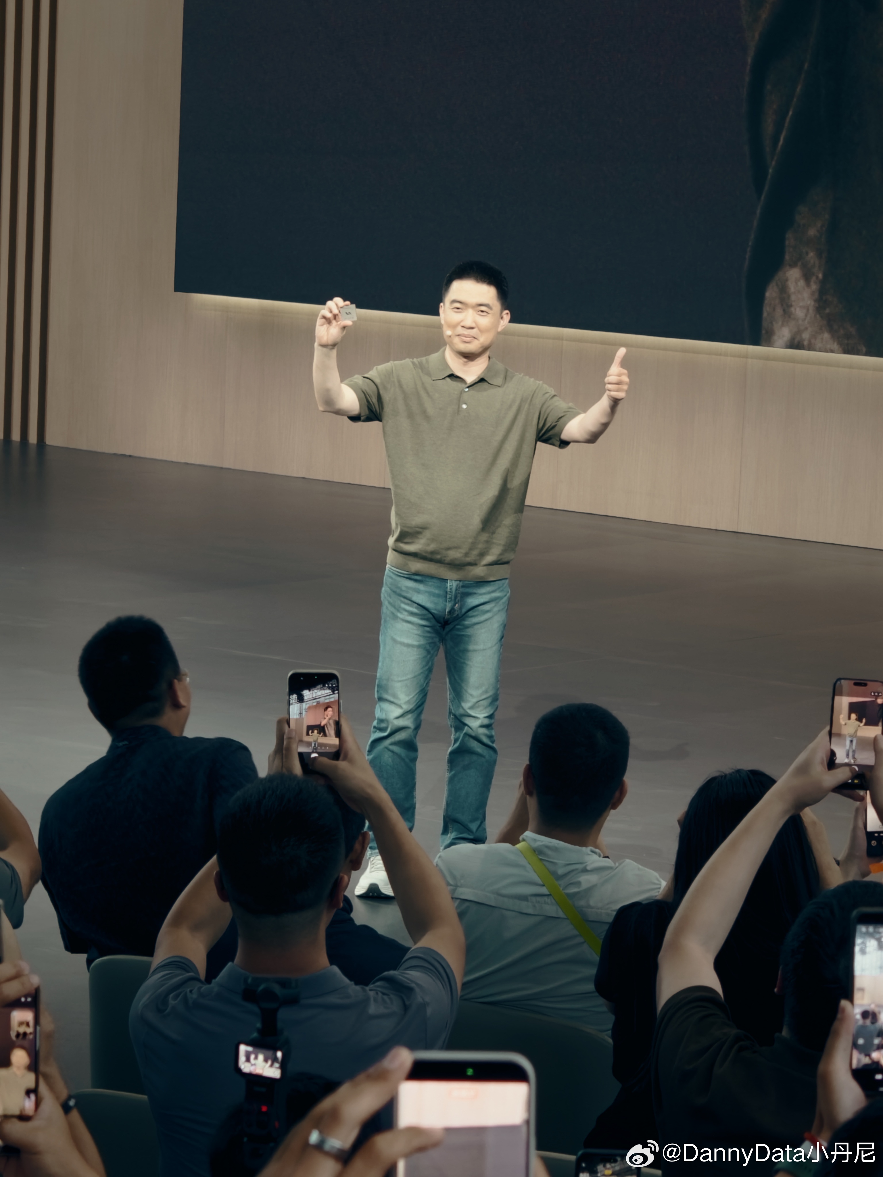 李想：“给我拍张照片吧，不然网上传的都是我举桌子的”。我觉得举桌子责任全在202