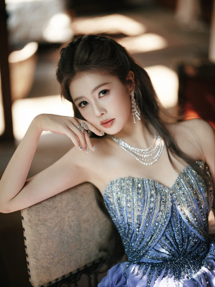 白鹿第二套渐变抹胸裙 白鹿第二套渐变抹胸裙，白鹿微博视界大会第二套造型来啦 ​​