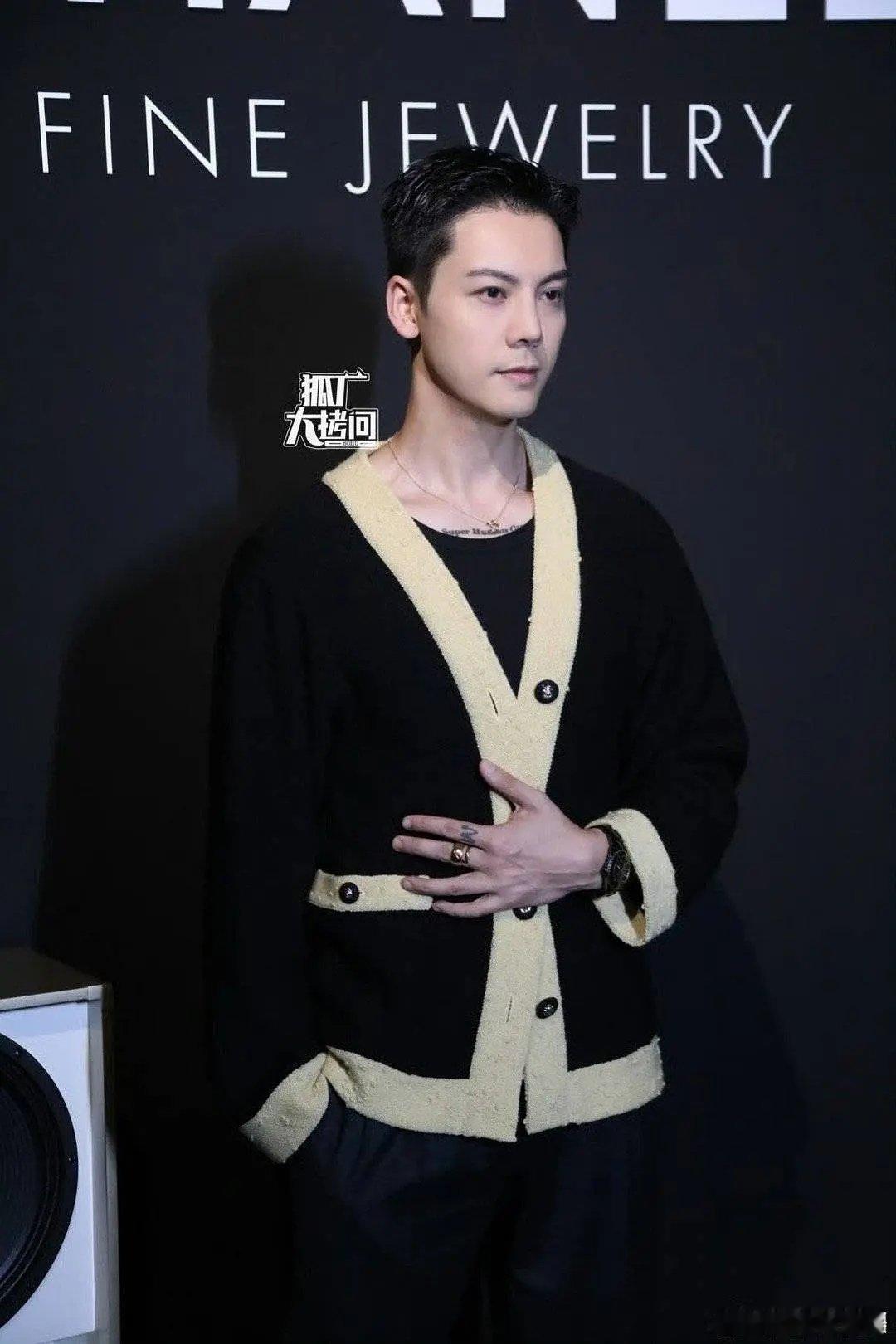 陈伟霆这也没发福啊，怎么上次和🥩合照那么胖 ​​​