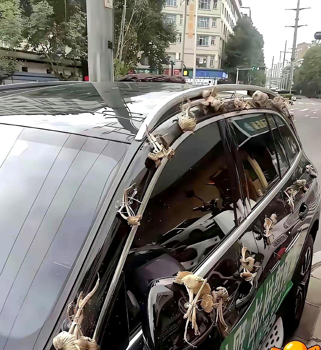 你收到过那种让你完全懵圈的礼物吗？
就一朋友前两天兴冲冲拿来个摆件，造型特抽象，