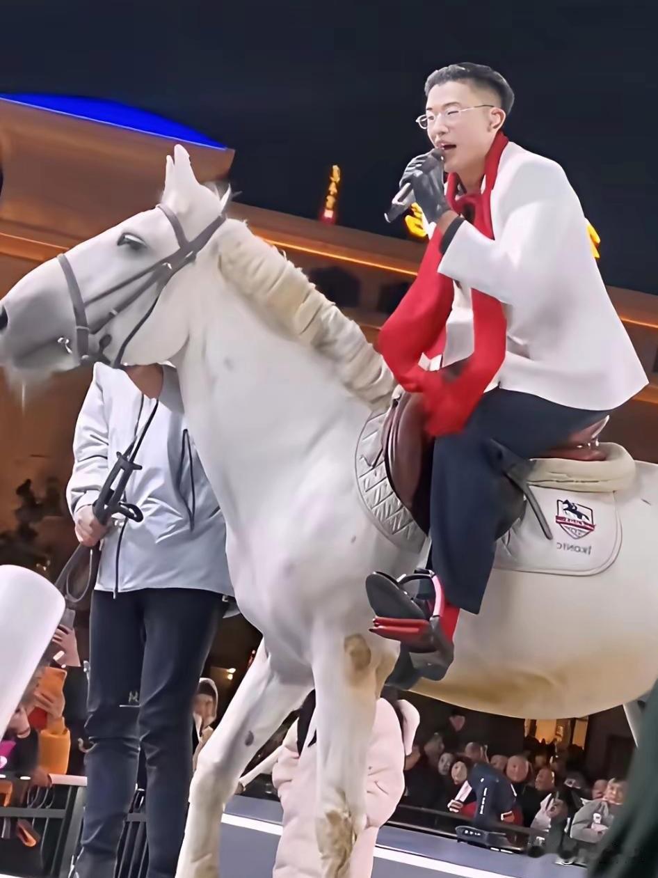 同样是抖音走红的普通人，为什么郭有才能够长久保持热度，还获得央视邀请主持《道德经