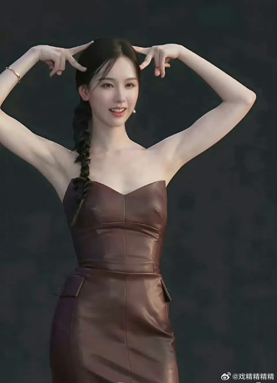 陈都灵皮裙 好热但好美女明星腋下管理的好好 ​​​