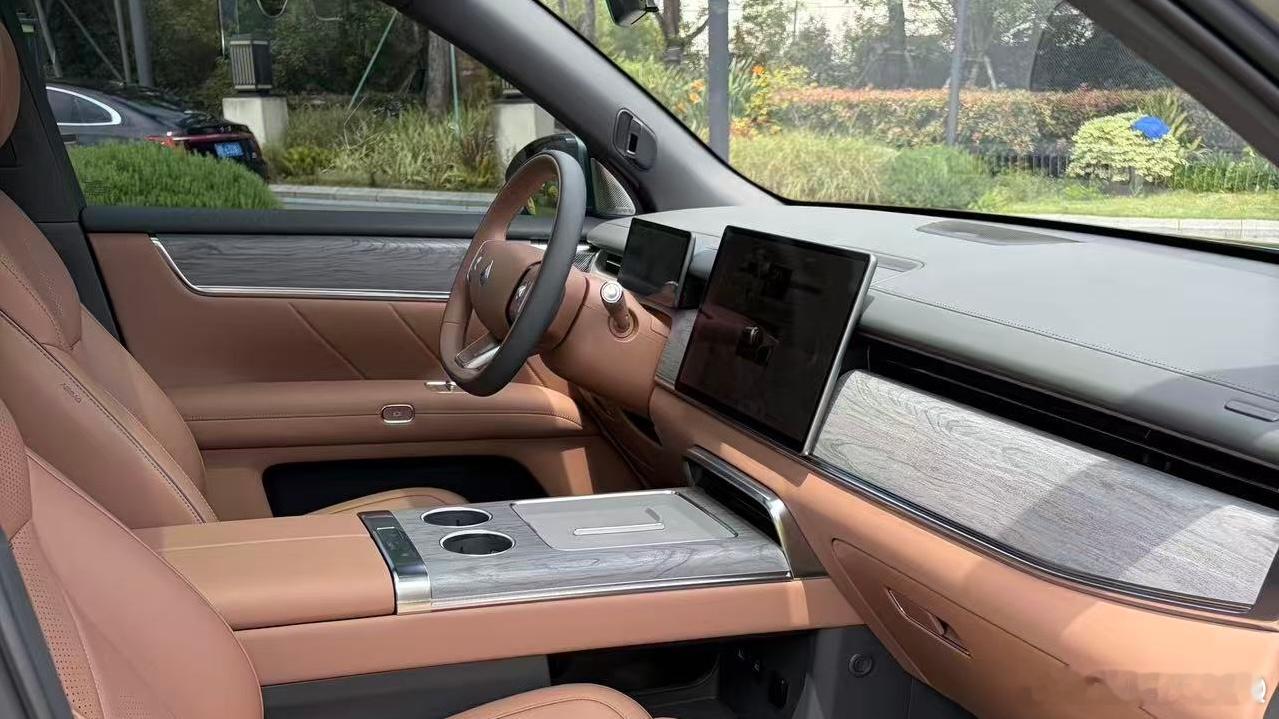 传统的三排座SUV有个比较烦人的问题，就是满员后尾厢容积过小，这个问题从汉兰达当