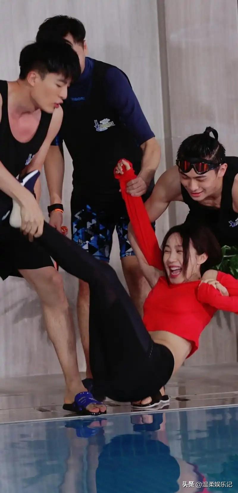 哇塞！帅哥围绕着李菲儿一人转！