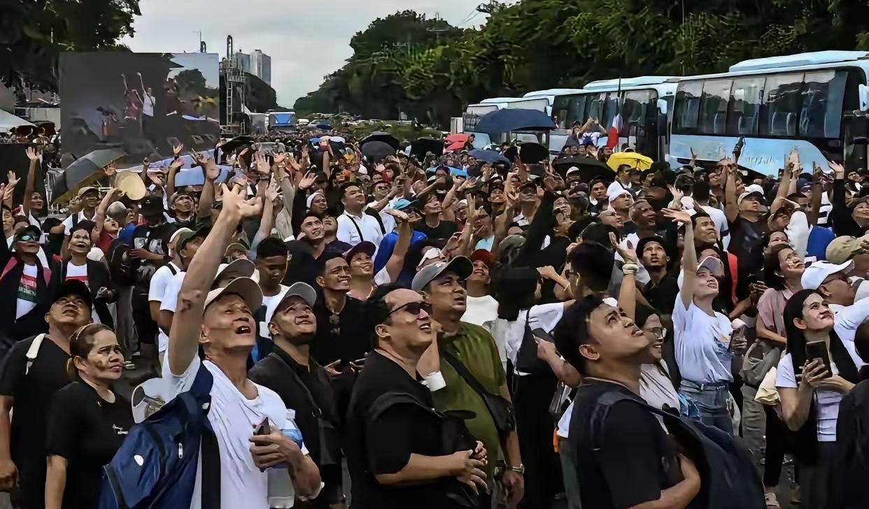 万万没想到马尼拉街头突然爆发万人聚集，小马科斯当场取消全部公开行程躲进总统府当中