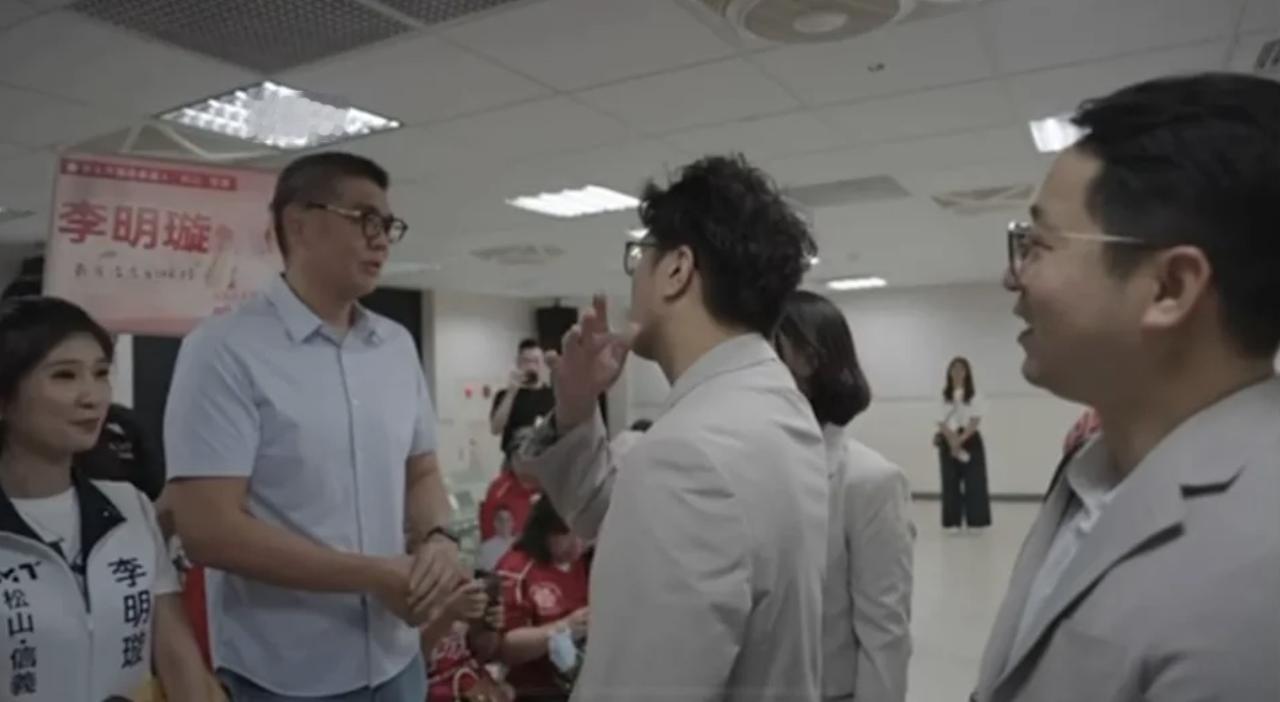 沈伯洋选举登记巧遇“大学长”！连胜文前脚才批评，后脚竟发现沈伯洋是校友

民进党