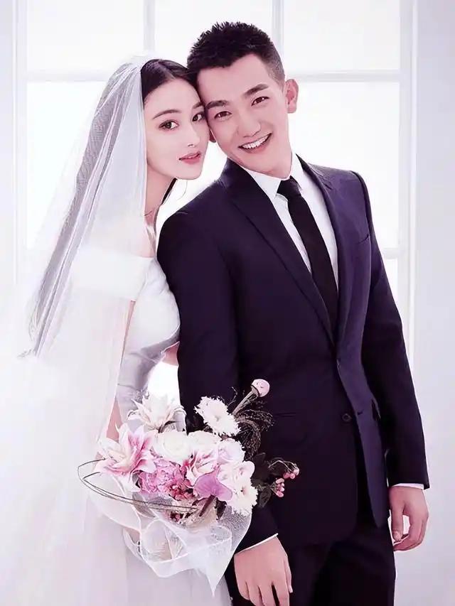 张馨予何捷结婚七周年，这对“塑料夫妻”背后有何真实故事？
今天是2025年8月1