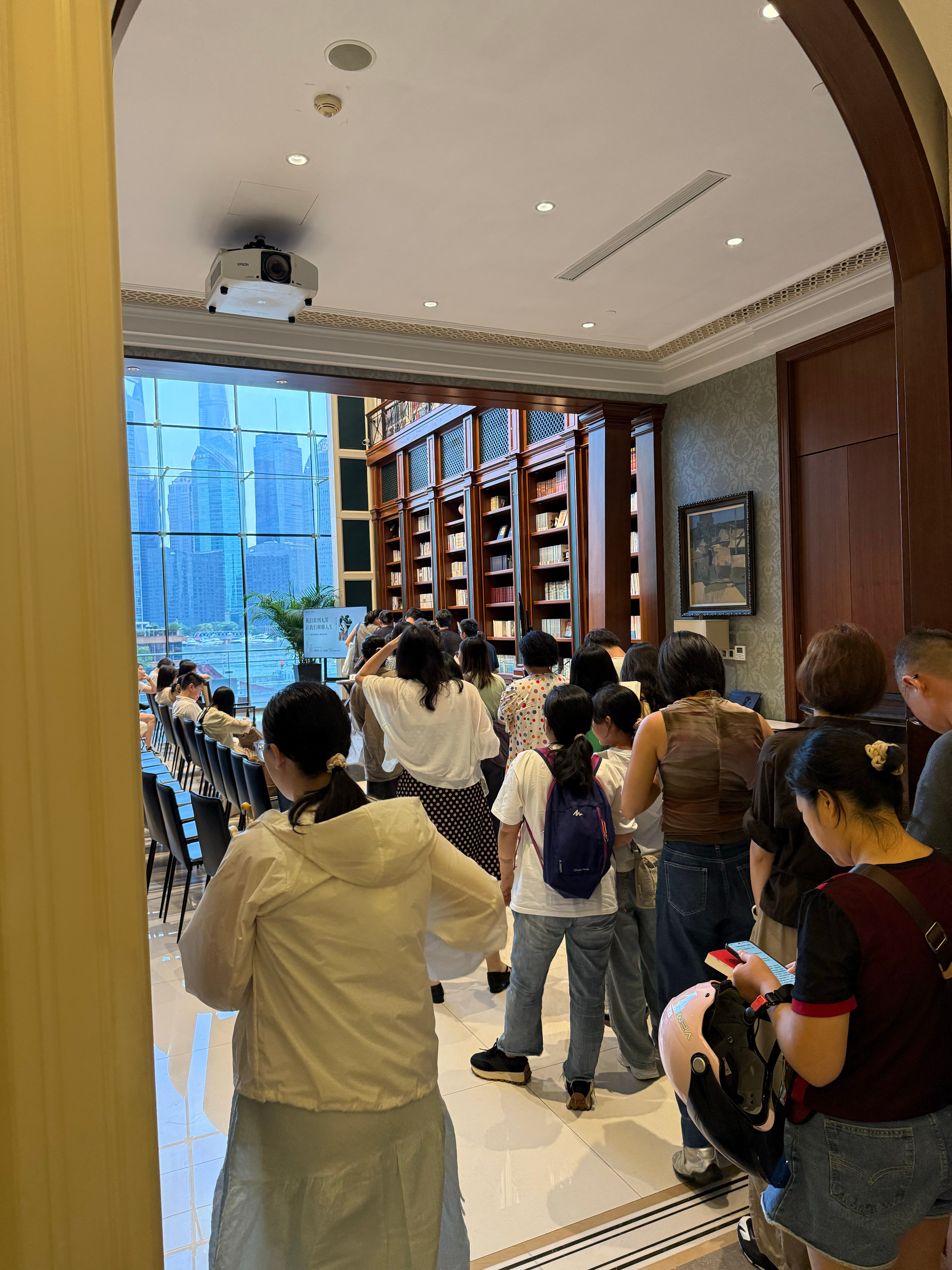 参加完的新书活动看到排着长龙的队伍不得不说，柱子哥的精力真的异于常人…（不知道我