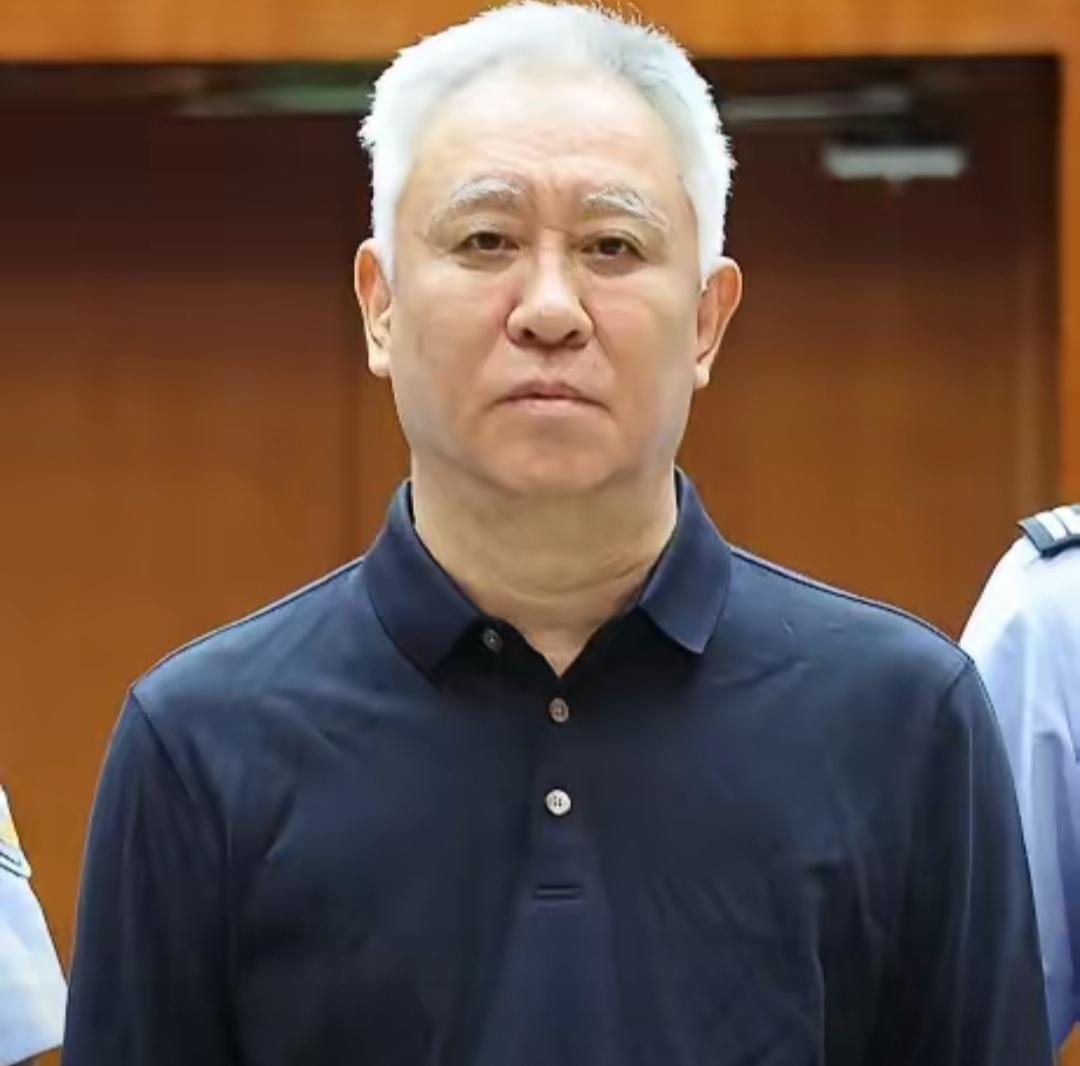 许家印头发白了，被判无期，然后接受受审。

网友们感叹，他的行为，没有见好就收，
