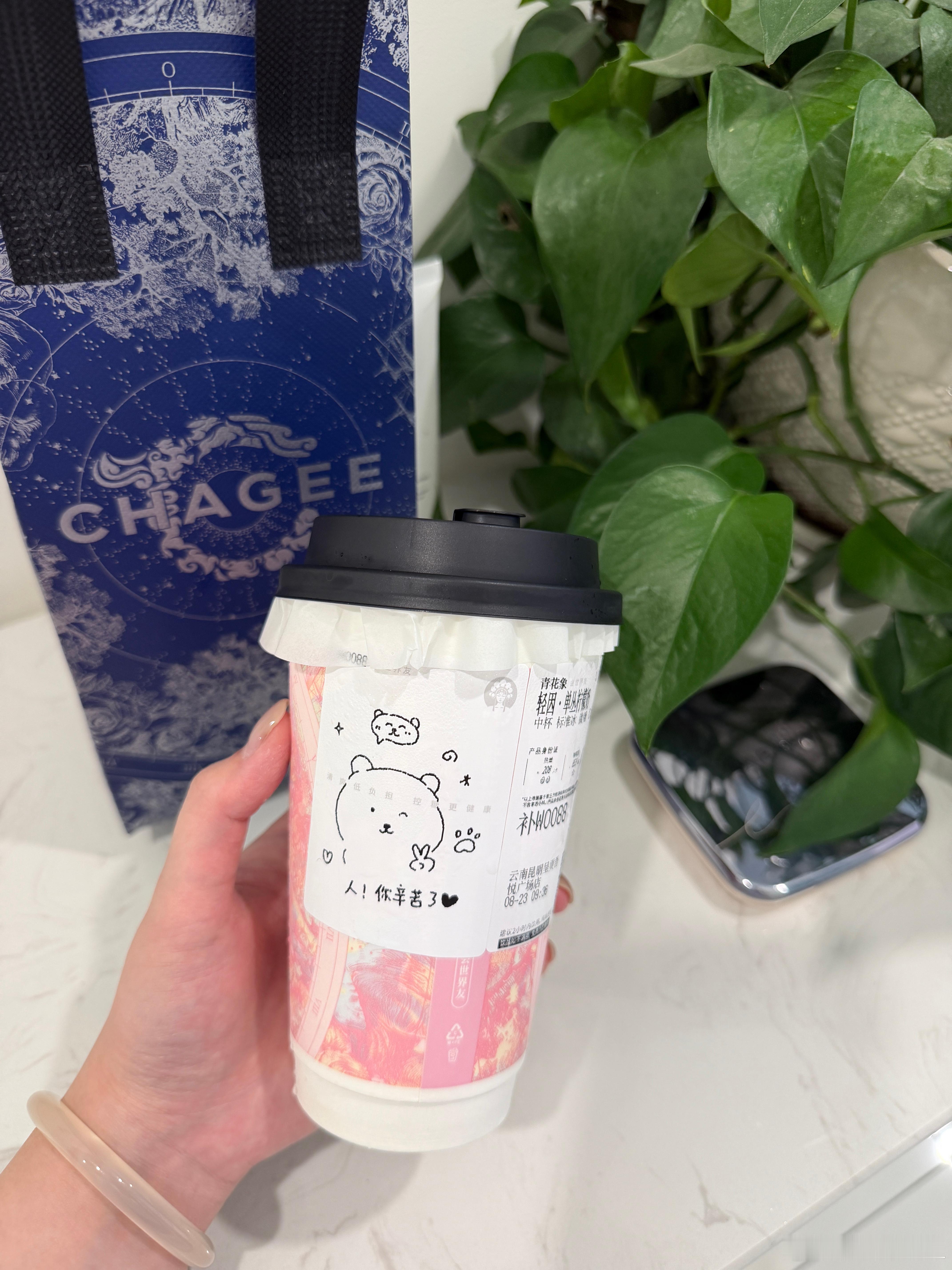 这个单丛柠檬奶还蛮好喝的！我点的微糖 不会甜腻