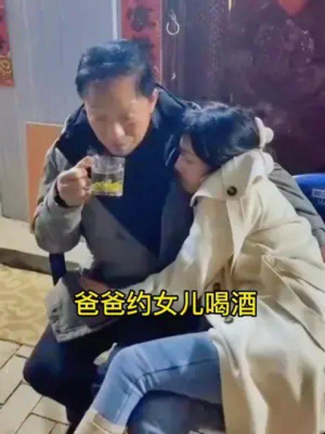 1位韩国爸爸带19岁女儿去夜店喝酒，使劲灌，直到女儿喝醉。小姑娘毫无防备，直接喝