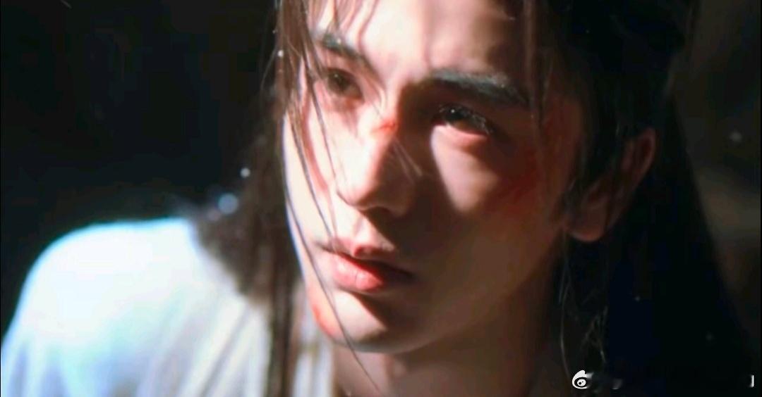 张凌赫田曦薇逐玉相拥海报 落难侯爷与屠户少女的宿命相逢，一冷一热反差感爆棚，眼神