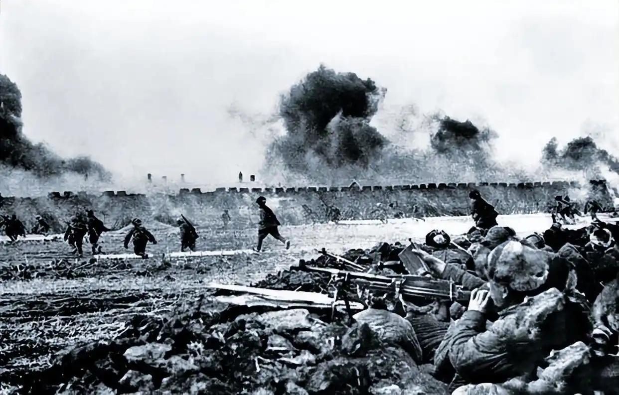 1948年10月，辽宁塔山。这个地方在地图上找不到，不是山，是个小村子，方圆不过