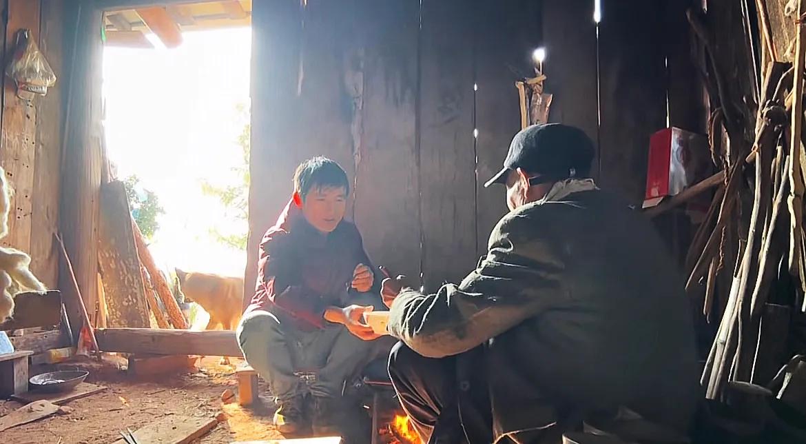 250106 碎碎念 要点：独居老人家吃饭，老腊肉，拐杖，猫狗。图片来自@乡野志