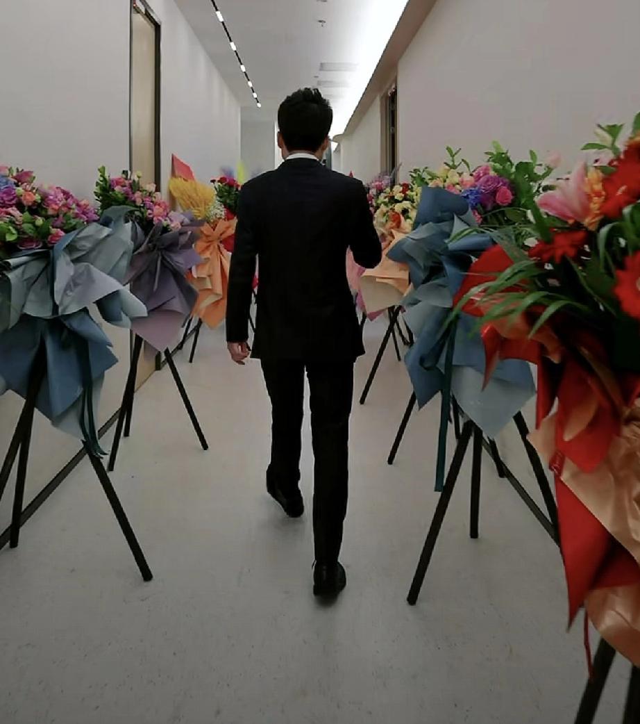 你以为董宇辉最厉害的是，2025年业绩200多亿，粉丝涨了1000多万，唯一的对