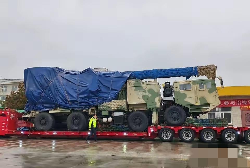 对比一下中间图片的解放军陆军现役PCL-181型155毫米车载加榴炮，以及右图的