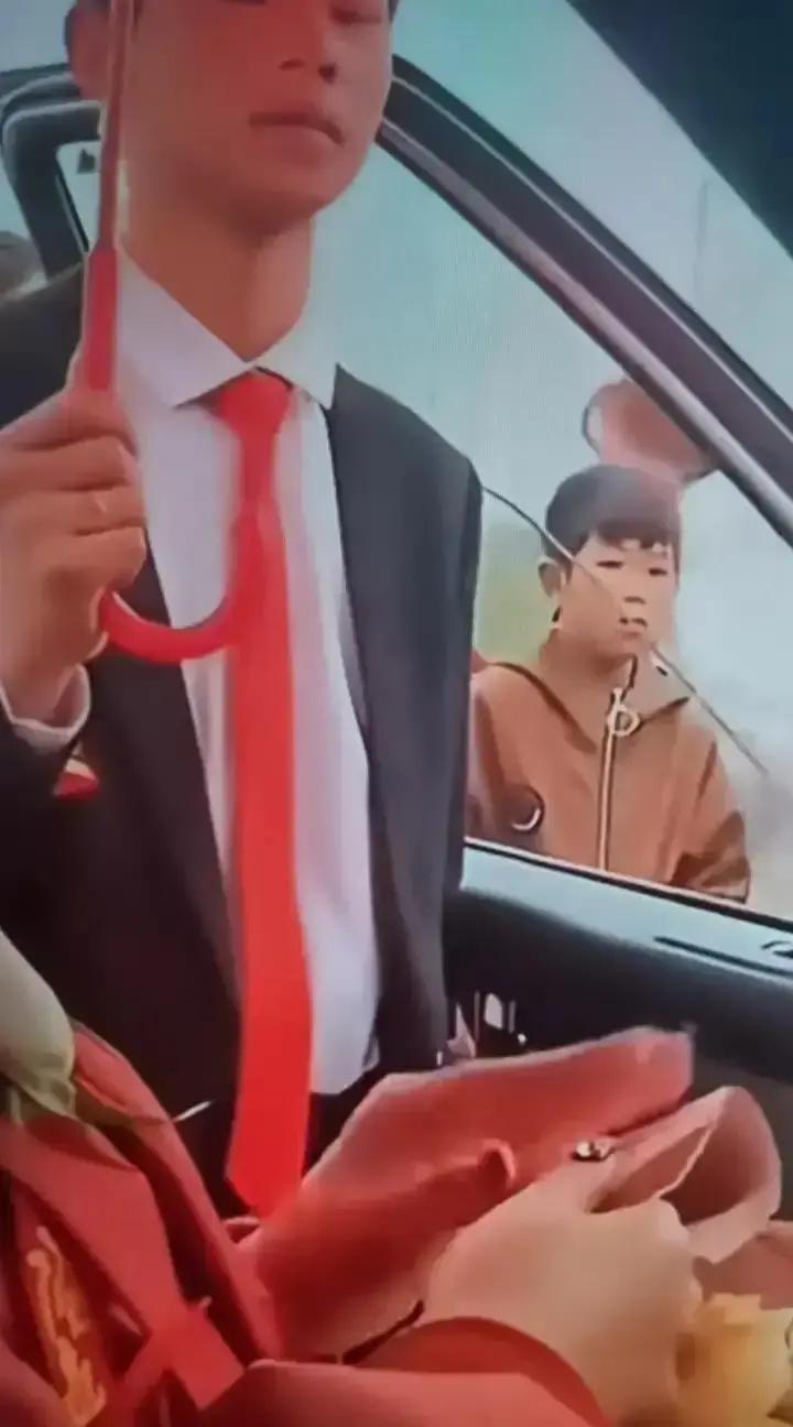刷到周口那场婚礼，新娘下车前婆家突然加码，说再给三万才能进门。

新娘直接掏出点