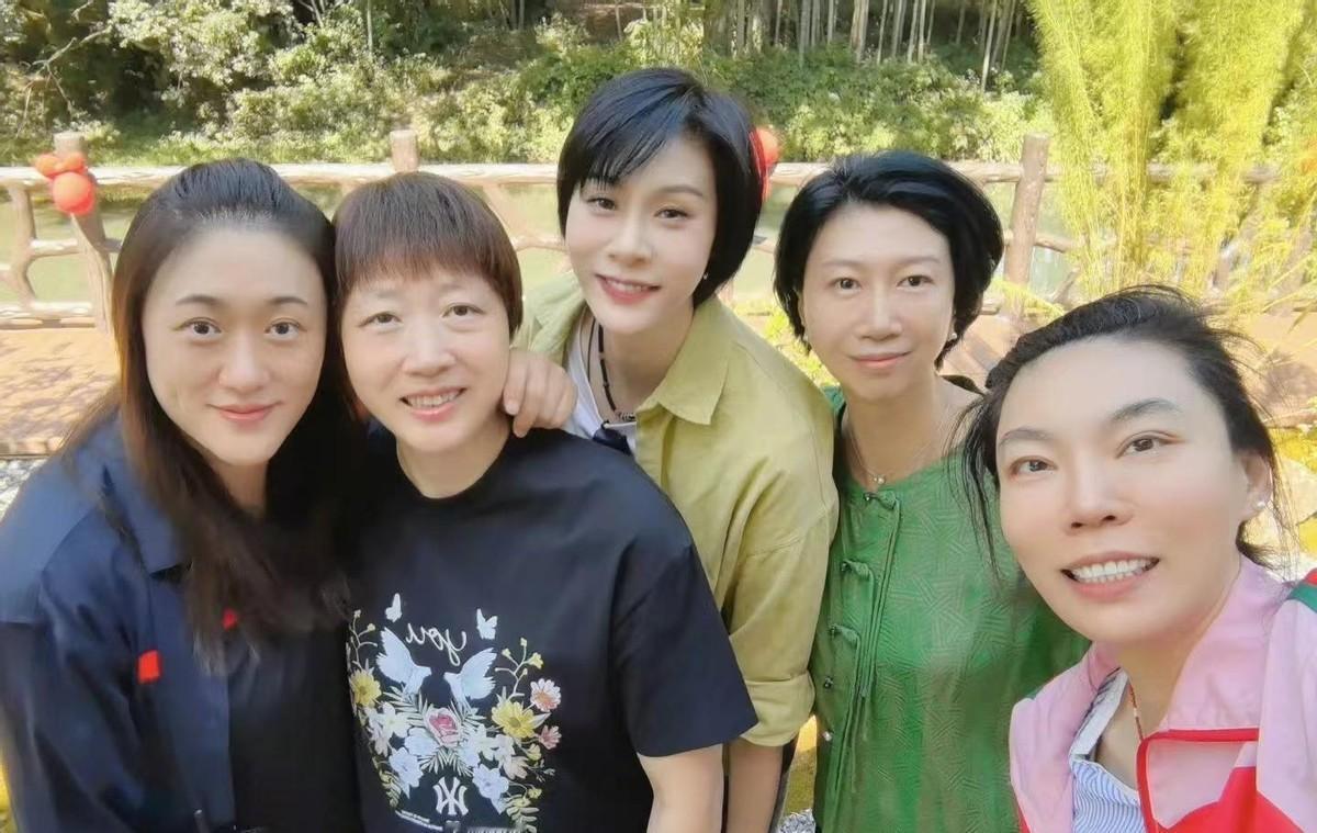 女排夺冠20年重聚！陈忠和+冯坤领衔，赖亚文缺席，2人成厅级领导
前女排奥运冠军