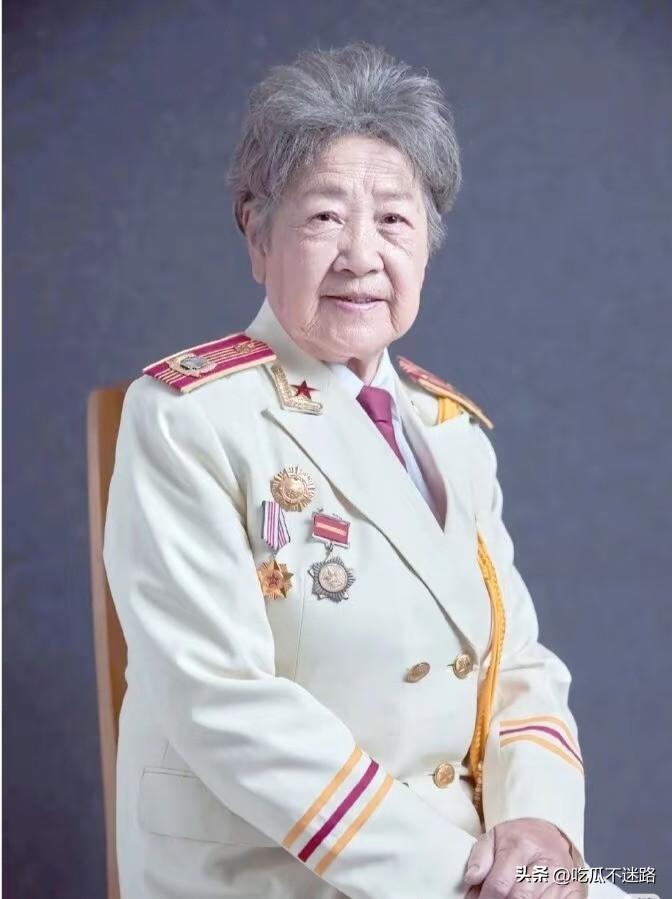 92岁的陶玉玲奶奶走了。
她这辈子心里最放不下的，
从来不是当演员的那些光环，