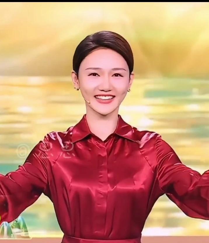 笑语盈盈一水间，红袖添香话古今
央视最美主持人龙洋你对龙洋的主持能力有何看法?
