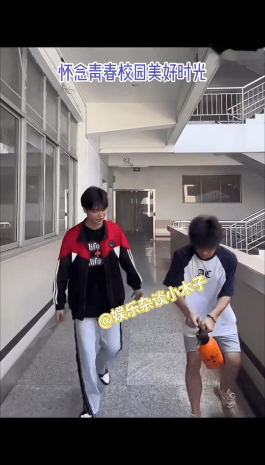 嗨哥们打篮球吗#更爱拍照# #边行走边拍照# #本少出街# #出街没问题# #手