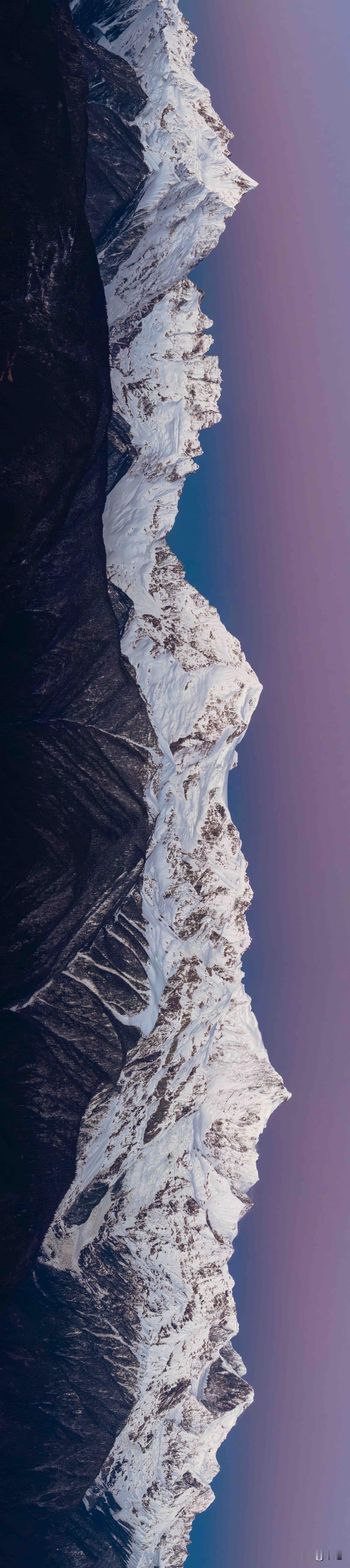 晨曦中的梅里雪山
晨曦之下，梅里雪山被紫红色的氤氲所笼罩，那景致美到令人窒息。当