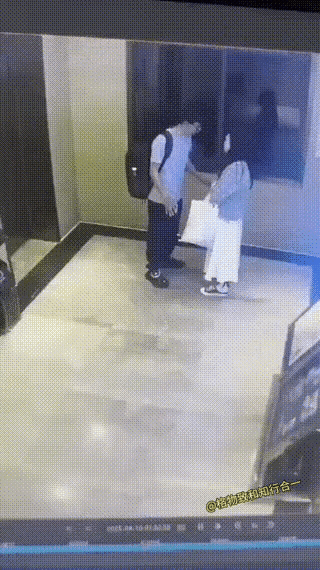 他跳得如此决然，一个飞跃就下去了，结果这是一楼。。。