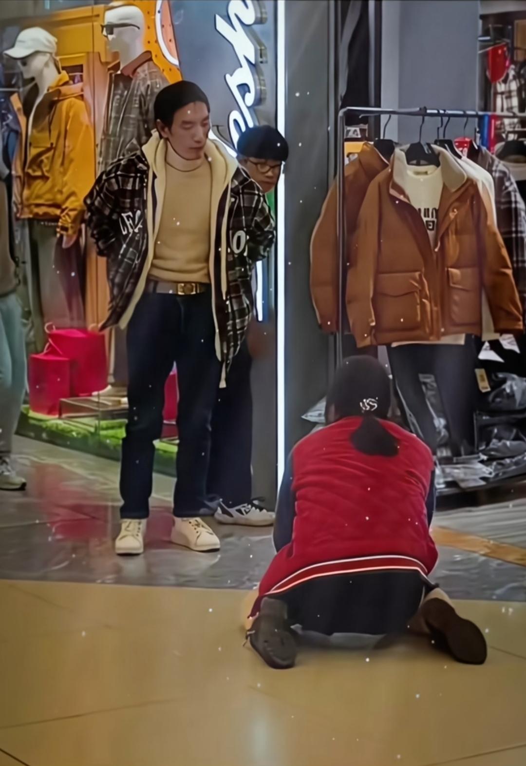 这一幕刺痛了多少家庭宝妈的心！女子想要买一件衣服，这个要求不过分吧？又不是要名包