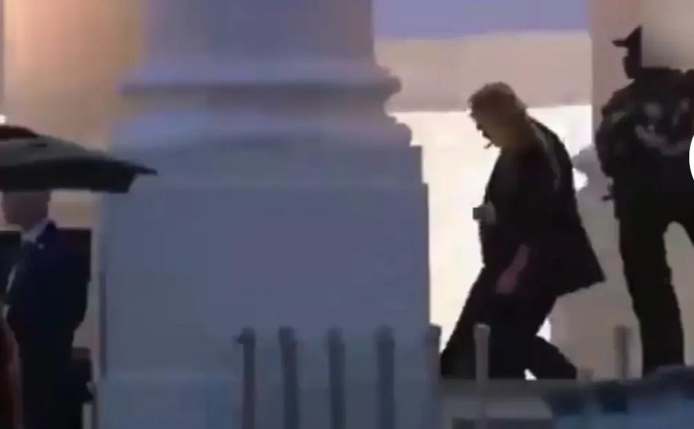 白宫记者晚宴竟混进了枪手，让特朗普及其夫人虚惊一场！


当地时间4月25日晚（