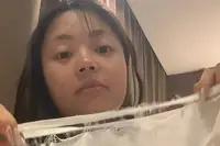 名创优品这波操作，把一次性日用品遮羞布扯得稀碎。
曾女士出差穿它，内裤直接掉脚边