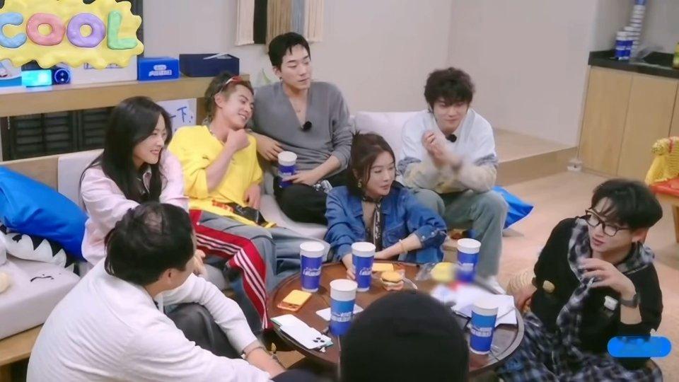 徐志胜头顶怎么了 志胜儿一直带的假发片，之前就被中医说毛囊萎缩面临地中海风险，秃