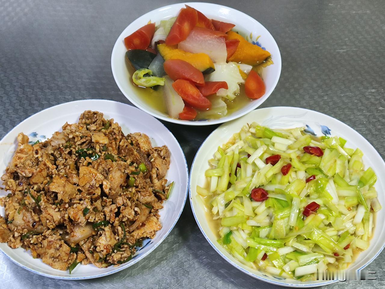 四月十三日午餐，我制了两菜一汤一主食。

第一道是凉拌肉，蒜香扑鼻，既适合下酒，