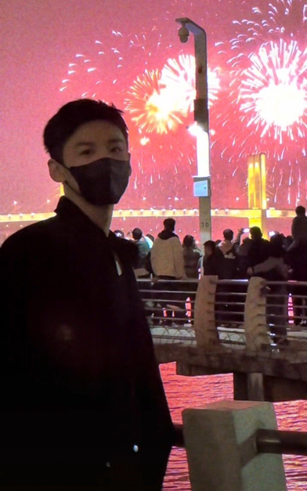 5555迫不及待地和小白鸽分享看到的🎆 