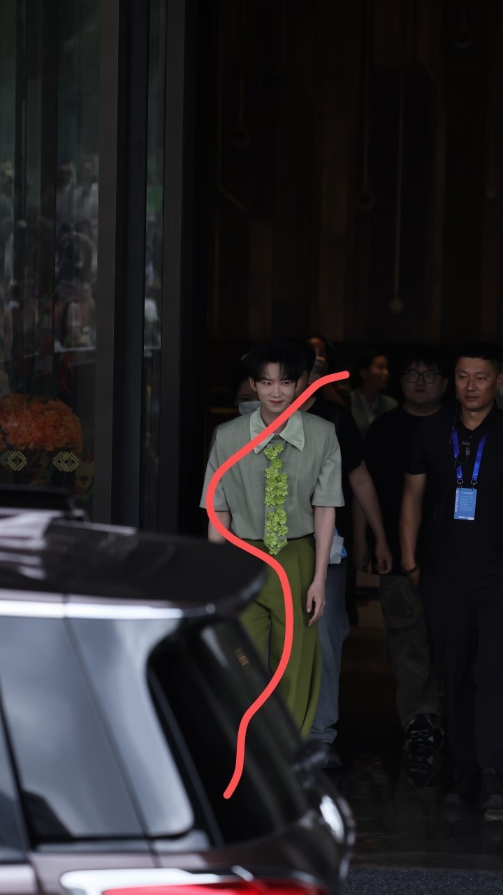 范丞丞黄新淳跑男合体奔跑吧 范丞丞和黄新淳在跑男现场碰头，以前线上续火花，现在线