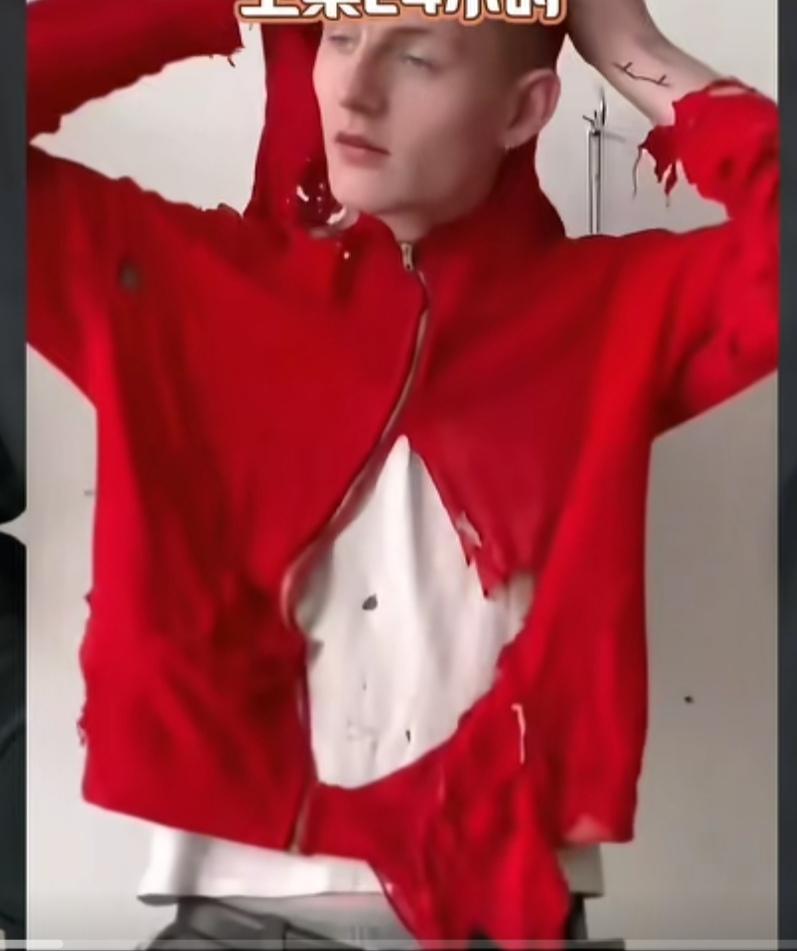 亮瞎眼啦！
售价950美元，上架仅一天，第一批就已售尽。
这便是巴黎世家的新款夹