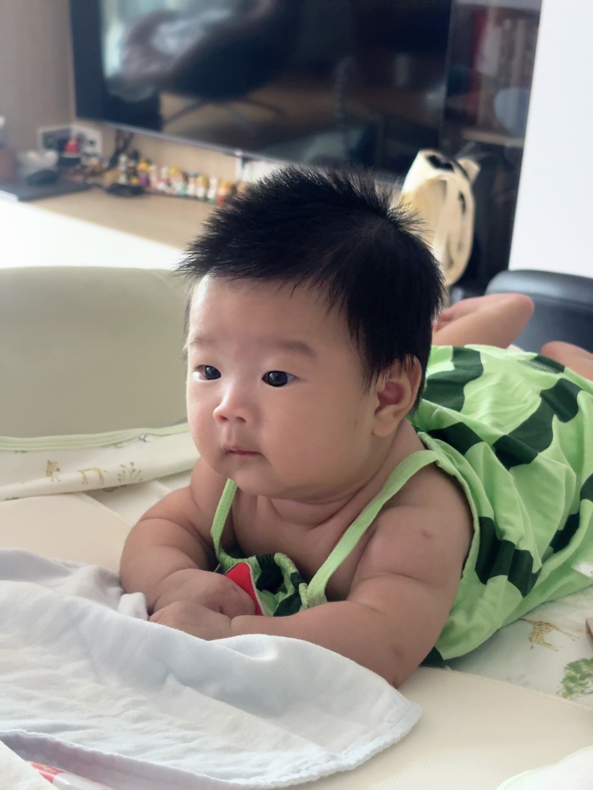 小区的邻居奶奶对我说哇宝宝的妈妈是个小女孩诶！奶mademyday