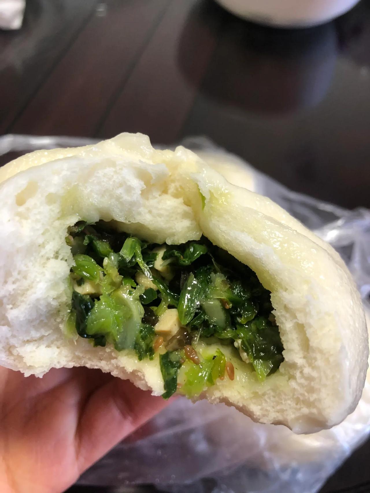 为什么外面买的菜包里的青菜会一直那么绿，而自己包的一下子就黄了！

图1：外面买