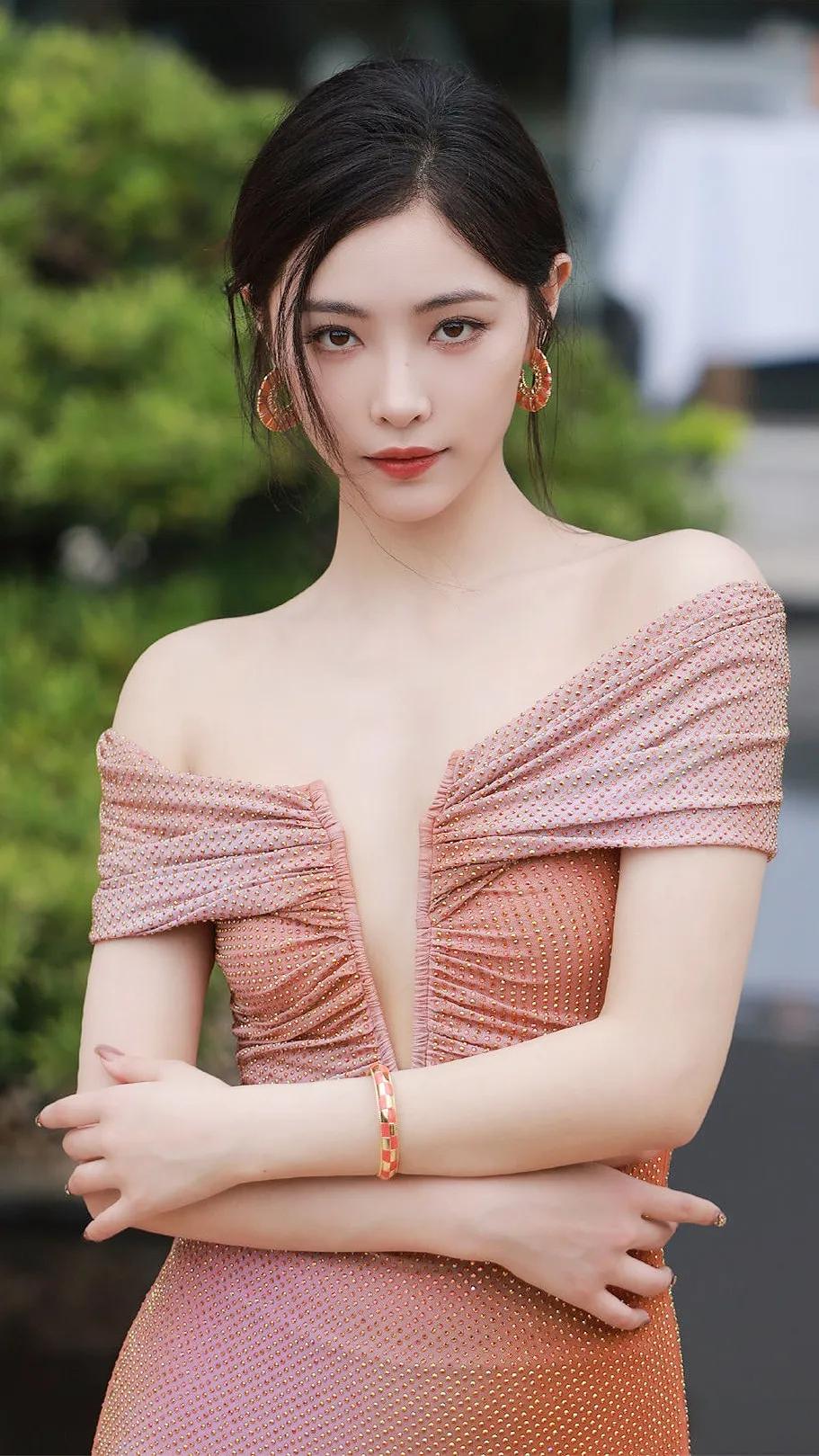 脾气不能大于本事，地位不能大于德行，财富不能大于认知，欲望不能大于能力！