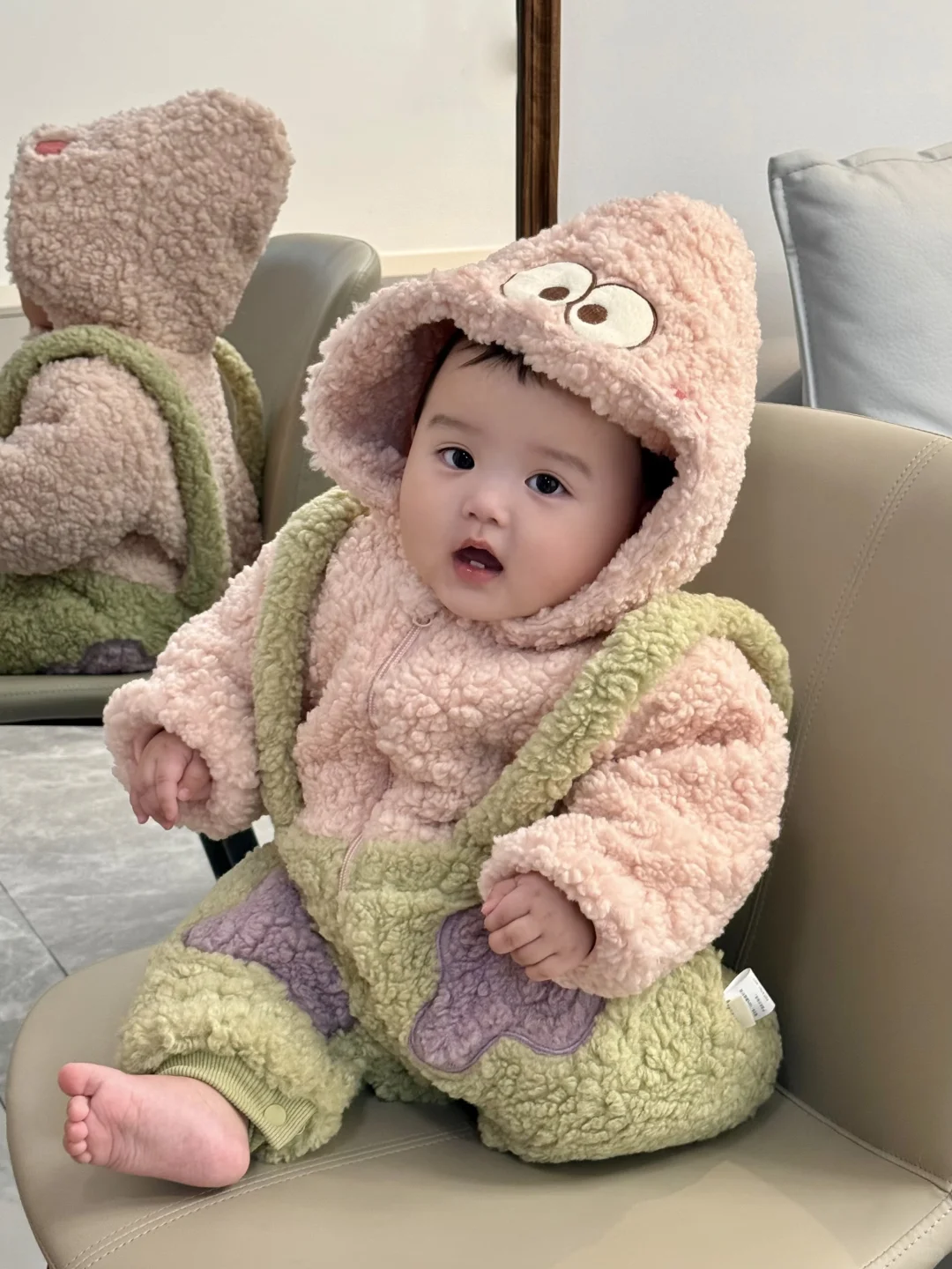 好喜欢我的胖宝宝，真像一个小手办呀～