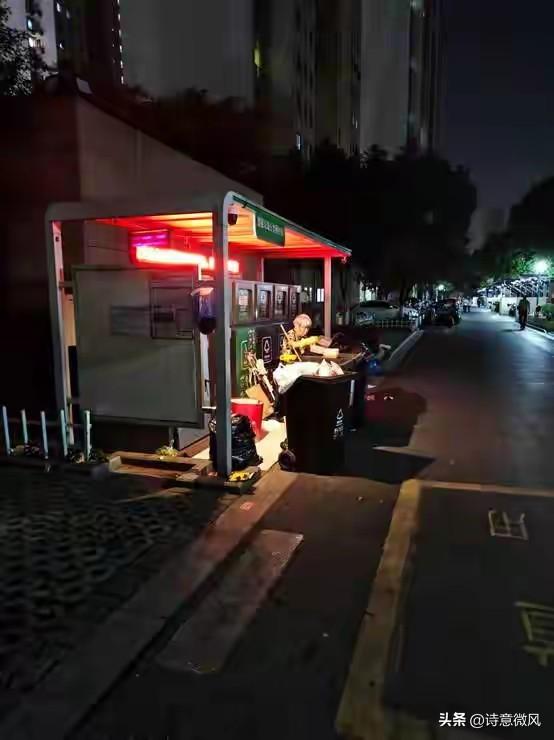 养老金最高差28倍，大集摊位费涨到9000元：那些被压弯了腰普通人
 
当下最真