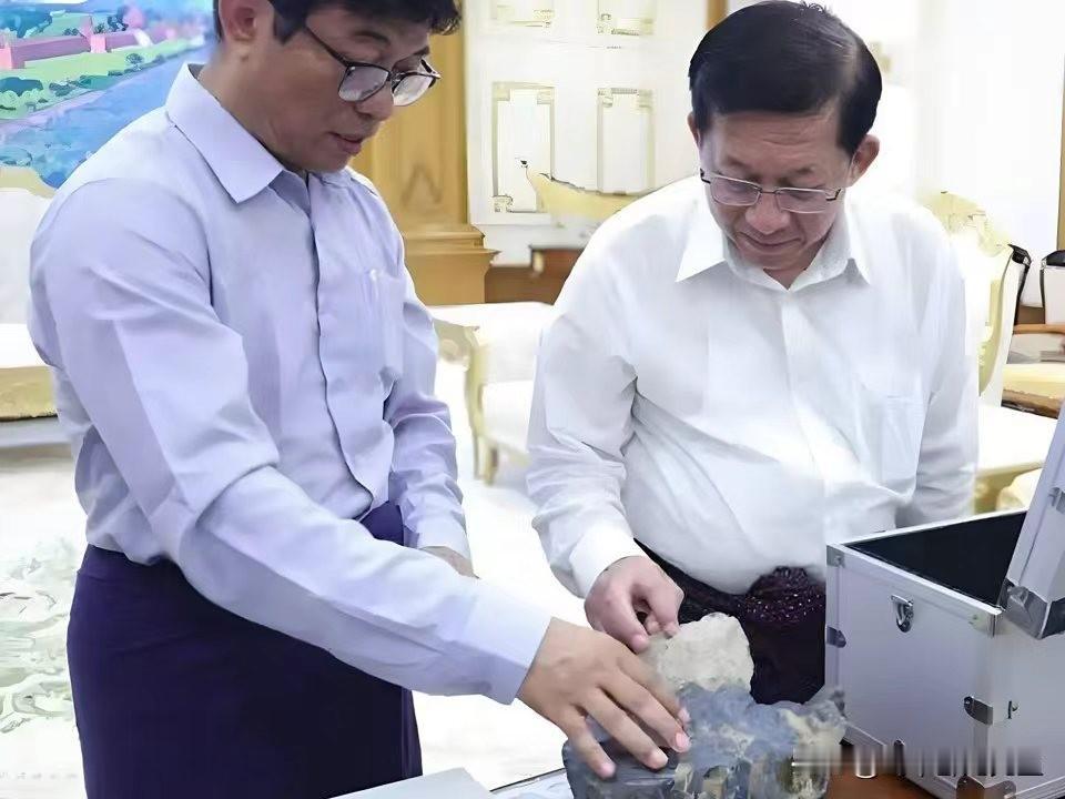 今天传来缅甸总统敏昂莱访问中国前还专门视察了国宝级蓝宝石的最新消息。据缅甸媒体2