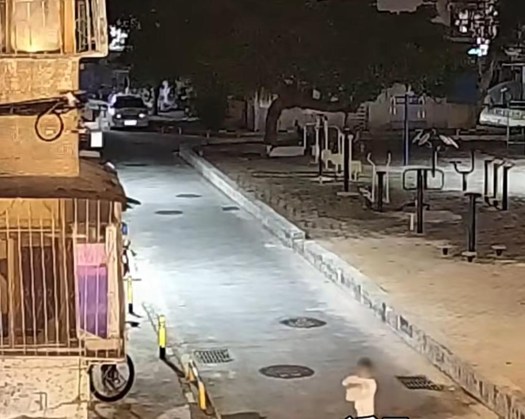 凌晨四点的珠海街头，城市还在沉睡，一名小男孩抱着小被子，独自在街头哭泣着行走。他