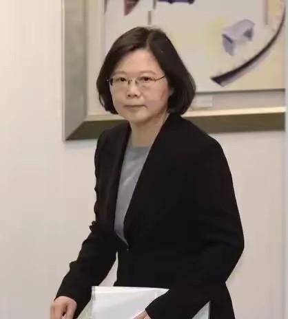 蔡英文曾突然说：“我是台湾人，也是中国人，因为我念中国书长大。”这话听着耳熟，2