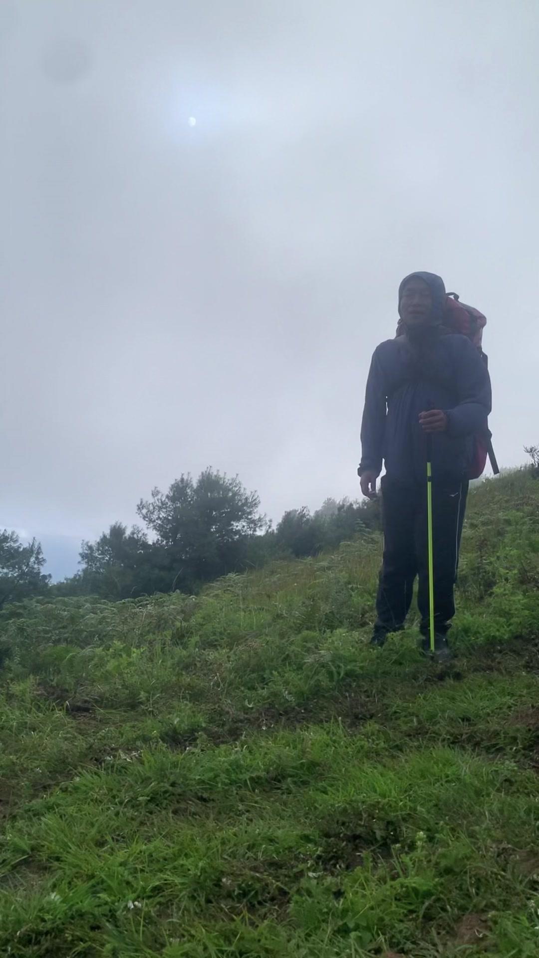 😢打鹰山徒步相遇的陌生大哥，50多岁却独自放羊为生。他说妻子早逝、儿子意外离世