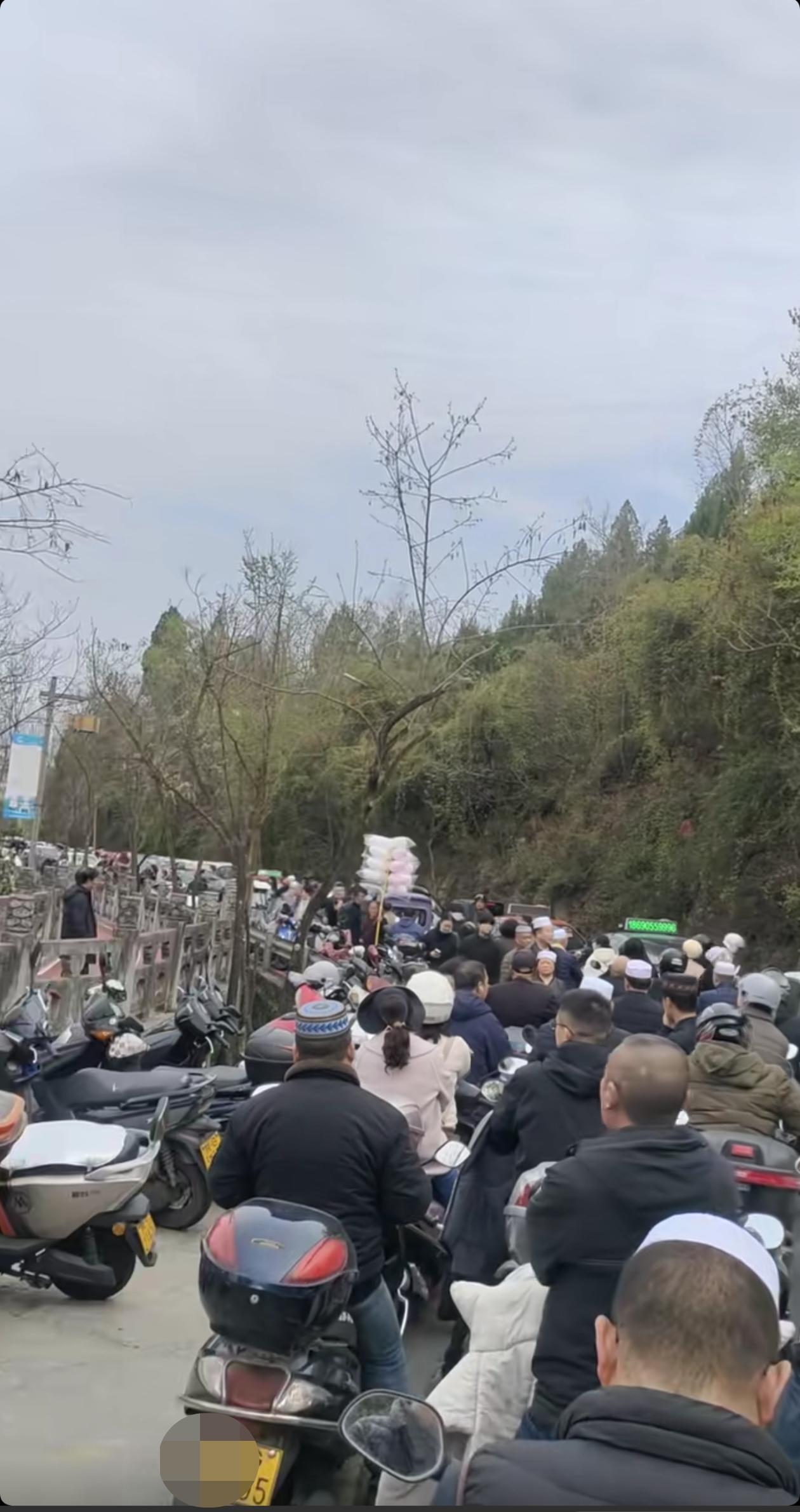 到香溪洞的路突然这么热闹，很少见，这是怎么回事？还有那么多戴圆帽子的人，一看就知