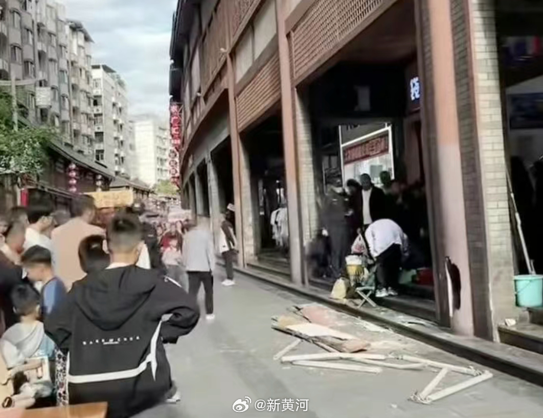【四川巴中一#商业街建筑物脱落砸伤摆摊老人# 街道办事处回应】4月12日，有网友