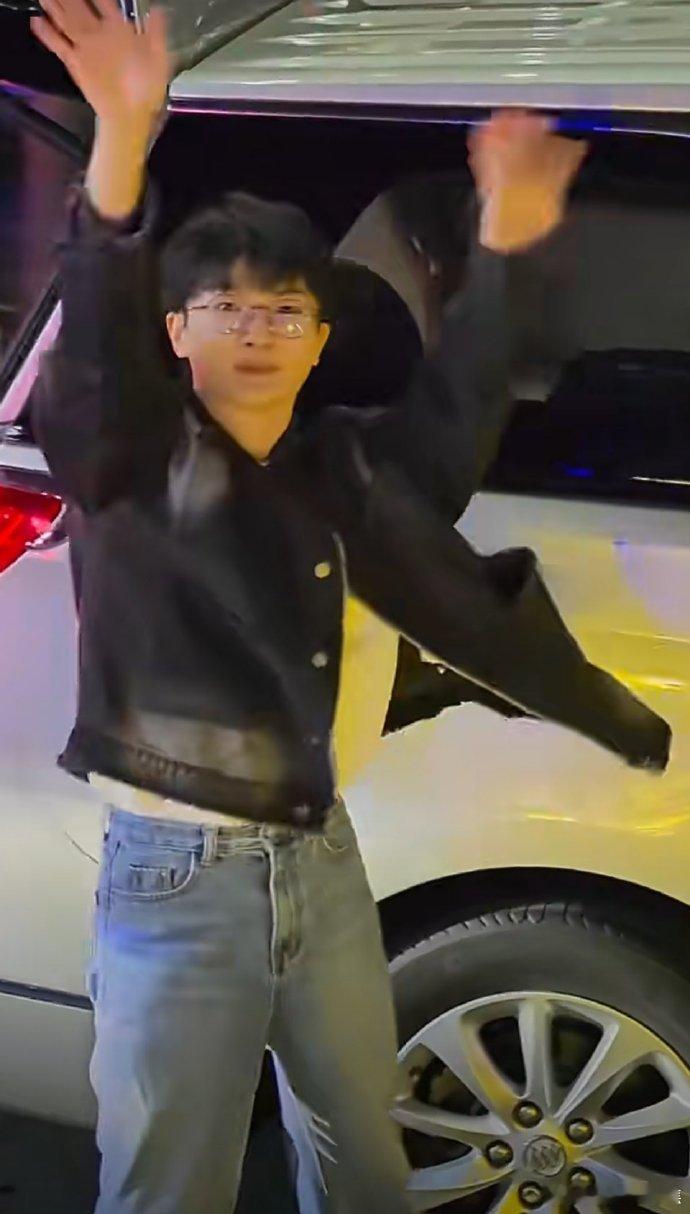 周深音乐缘计划下班路透 周深《音乐缘计划3》下班跳起来和粉丝打招呼，鞠躬收信~周