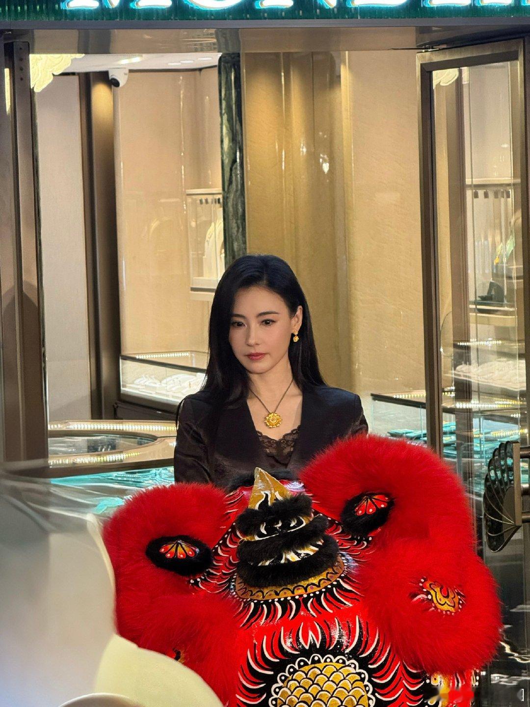 张柏芝黑丝绒西装造型张柏芝是怎么做到穿一身黑还这么亮眼的，这张脸太牛了点。张柏芝