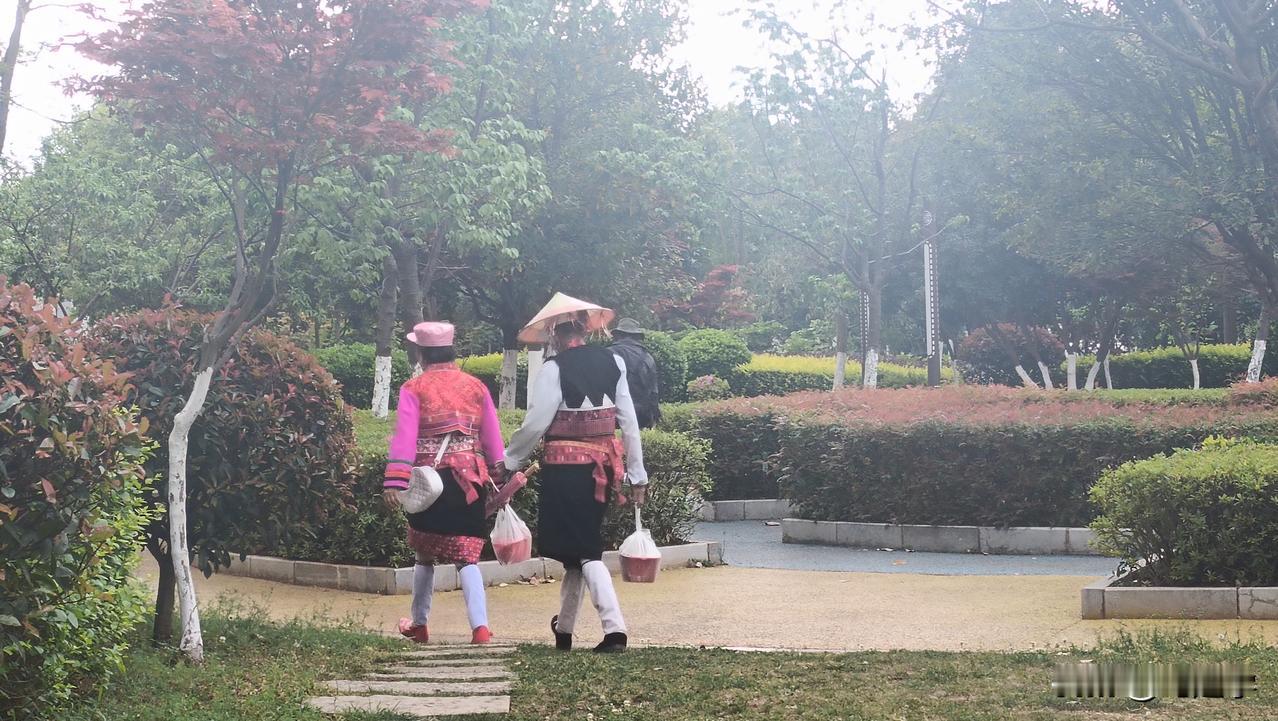 在小区的一个凉亭内休息，遇到一群老人，穿着奇奇怪怪的衣服，也不知道是个什么民族服